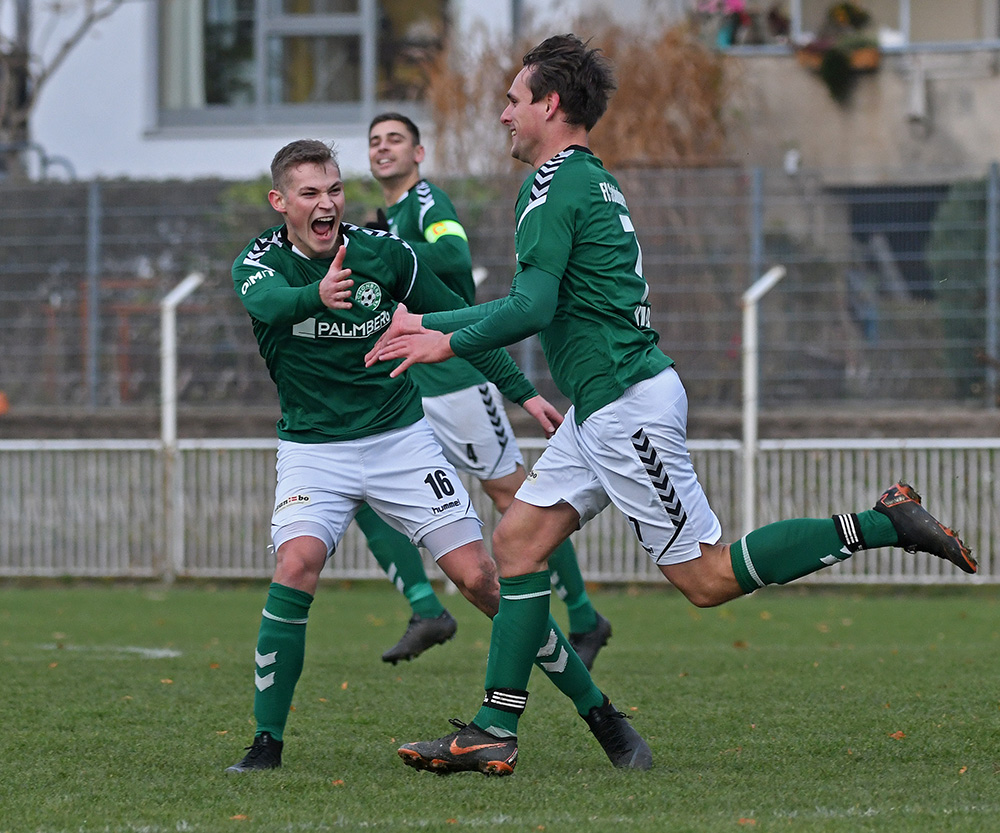 Unbändiger Jubel nach dem 0:1, das Hannes Komoss per Kopf erzielt hatte.