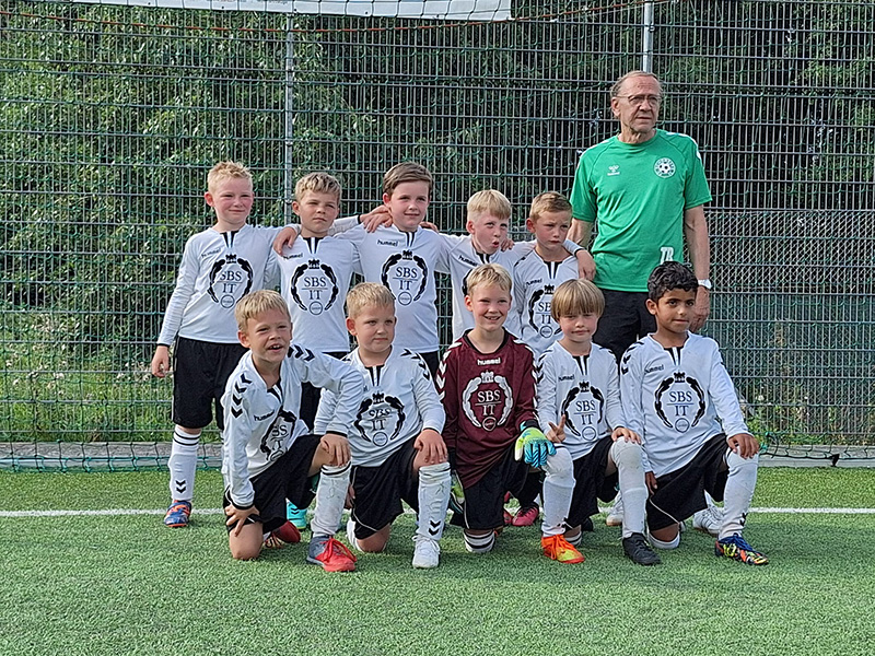 Die komplett neuformierten F-Junioren belegten beim großen Schlutuper Sommerturnier Platz 9 im Feld der 16 Mannschaften.