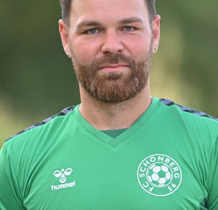Dennis Akar