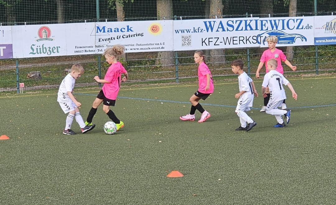 E-Juniorinnen gewinnen internes Duell