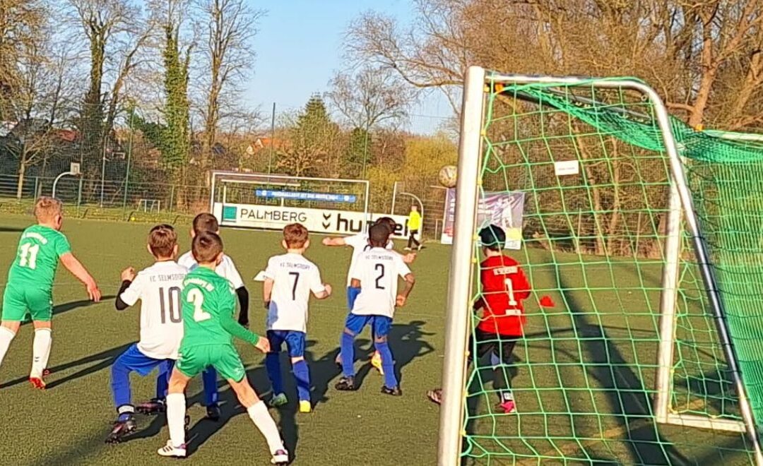 F1 gewinnt packendes Derby